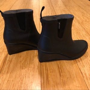 Women’s wedge rain booties.